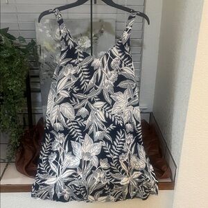 Soma navy & white leaf patterned nightgown from the “Cool Nights Collection”. XL